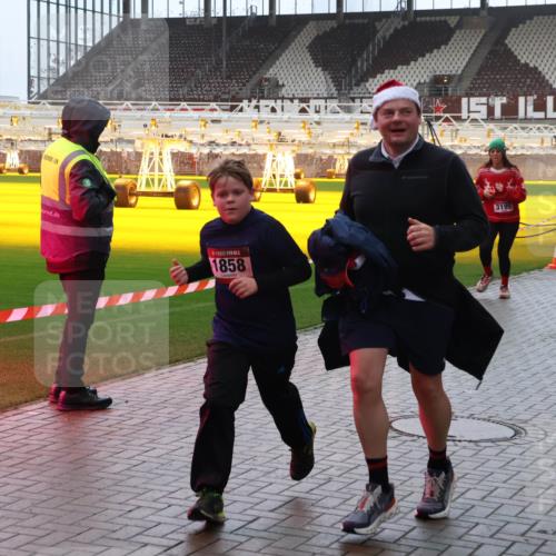 07.12.2025 - St. Pauli X-Mass-Run No. 15 Luisa Fischer http://msf.ph/oto/9383192 07.12.2025 11:25:29 Ziel 1858, 3195, 26, 470, 473, 705, 1320, 1346, 1384, 1427, 1527, 1544, 1752, 1855, 1858, 1961, 2151, 2193, 2244, 2447, 2448, 2480, 2852, 2859, 2869, 2981, 2990, 3126, 3193, 3194, 3195, 3306, 3314, 4101, 4632, 5003 meine-sportfotos.de