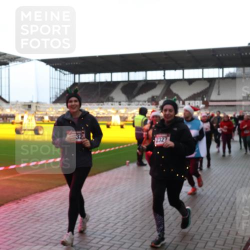 07.12.2025 - St. Pauli X-Mass-Run No. 15 Luisa Fischer http://msf.ph/oto/9383199 07.12.2025 10:52:13 Ziel 2327, 275, 328, 1047, 1964, 1982, 1984, 2103, 2105, 2165, 2287, 2289, 2327, 2332, 2553, 2592, 2593, 2607, 2642, 2643, 2661, 2674, 2836, 2837, 2959, 3223, 3228, 4550, 4862, 4865, 4879, 4880 meine-sportfotos.de