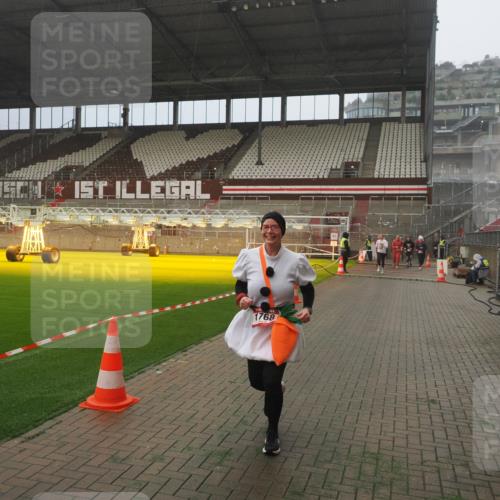 07.12.2025 - St. Pauli X-Mass-Run No. 15 Fabian Wolf http://msf.ph/oto/9383233 07.12.2025 10:10:48 Ziel 1426, 1768, 4885 meine-sportfotos.de