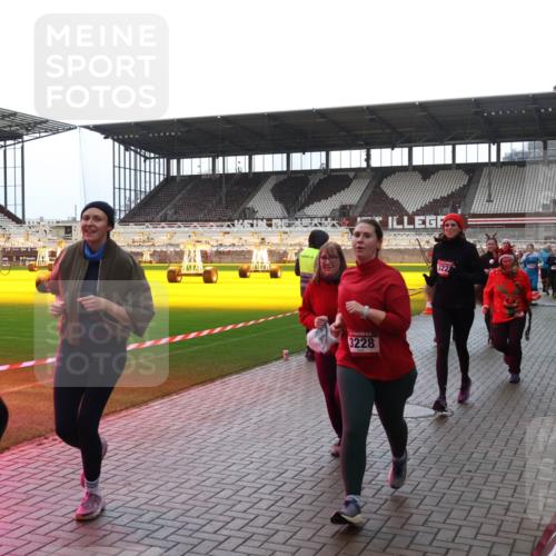 07.12.2025 - St. Pauli X-Mass-Run No. 15 Luisa Fischer http://msf.ph/oto/9383235 07.12.2025 10:52:18 Ziel 3228, 322, 27, 275, 328, 1047, 1964, 1982, 1984, 2103, 2105, 2165, 2287, 2289, 2327, 2332, 2553, 2592, 2593, 2607, 2642, 2643, 2661, 2674, 2836, 2837, 2959, 3223, 3228, 4550, 4862, 4865, 4879, 4880 meine-sportfotos.de