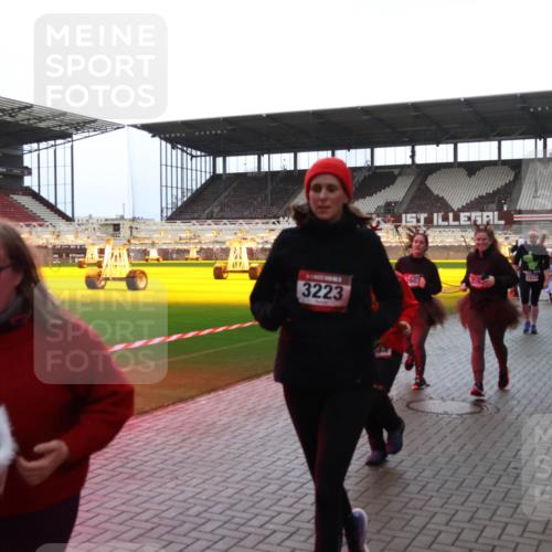 07.12.2025 - St. Pauli X-Mass-Run No. 15 Luisa Fischer http://msf.ph/oto/9383250 07.12.2025 10:52:20 Ziel 3223, 2607, 27, 275, 328, 1047, 1964, 1982, 1984, 2103, 2105, 2165, 2287, 2289, 2327, 2332, 2553, 2592, 2593, 2607, 2642, 2643, 2661, 2674, 2836, 2837, 2959, 3223, 3228, 4550, 4862, 4864, 4865, 4866, 4879, 4880 meine-sportfotos.de