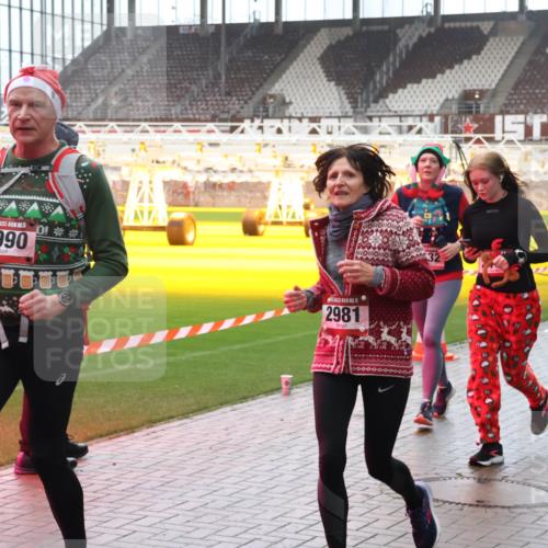 07.12.2025 - St. Pauli X-Mass-Run No. 15 Luisa Fischer http://msf.ph/oto/9383267 07.12.2025 11:25:37 Ziel 2990, 2981, 470, 473, 705, 1384, 1427, 1527, 1544, 1855, 1858, 1961, 2151, 2193, 2244, 2447, 2859, 2869, 2981, 2990, 3126, 3193, 3195, 3290, 3296, 3301, 3306, 3314, 4101, 4632, 5003 meine-sportfotos.de