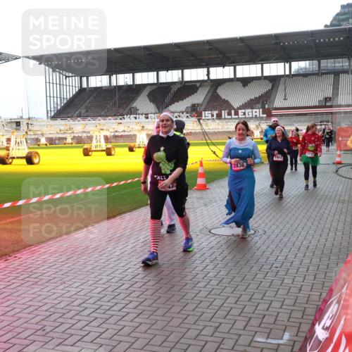 07.12.2025 - St. Pauli X-Mass-Run No. 15 Luisa Fischer http://msf.ph/oto/9383277 07.12.2025 10:52:25 Ziel 2836, 1964, 2737, 27, 275, 328, 499, 506, 654, 931, 1047, 1098, 1964, 1982, 1984, 2103, 2105, 2165, 2287, 2289, 2327, 2332, 2553, 2592, 2593, 2607, 2642, 2643, 2661, 2674, 2836, 2837, 2959, 3223, 3228, 4550, 4862, 4864, 4865, 4866, 4879, 4880 meine-sportfotos.de