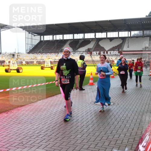 07.12.2025 - St. Pauli X-Mass-Run No. 15 Luisa Fischer http://msf.ph/oto/9383282 07.12.2025 10:52:25 Ziel 1047, 2836, 1964, 2737, 27, 275, 328, 499, 506, 654, 931, 1047, 1098, 1964, 1982, 1984, 2103, 2105, 2165, 2287, 2289, 2327, 2332, 2553, 2592, 2593, 2607, 2642, 2643, 2661, 2674, 2836, 2837, 2959, 3223, 3228, 4550, 4862, 4864, 4865, 4866, 4879, 4880 meine-sportfotos.de
