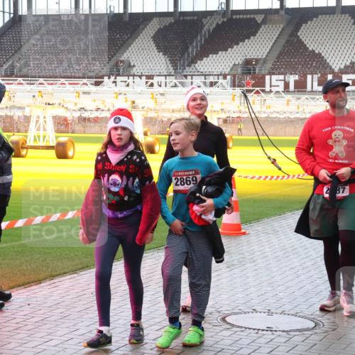 07.12.2025 - St. Pauli X-Mass-Run No. 15 Luisa Fischer http://msf.ph/oto/9383288 07.12.2025 11:25:44 Ziel 5, 2869, 2, 87, 470, 473, 1527, 1544, 1855, 1858, 1961, 2151, 2193, 2244, 2447, 2498, 2981, 2990, 3126, 3290, 3296, 3301, 3314, 4101, 4825, 5003 meine-sportfotos.de