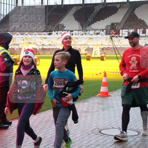 07.12.2025 - St. Pauli X-Mass-Run No. 15 Luisa Fischer http://msf.ph/oto/9383293 07.12.2025 11:25:44 Ziel 2869, 1, 887, 2409, 470, 473, 1527, 1544, 1855, 1858, 1961, 2151, 2193, 2244, 2447, 2498, 2981, 2990, 3126, 3290, 3296, 3301, 3314, 4101, 4825, 5003 meine-sportfotos.de