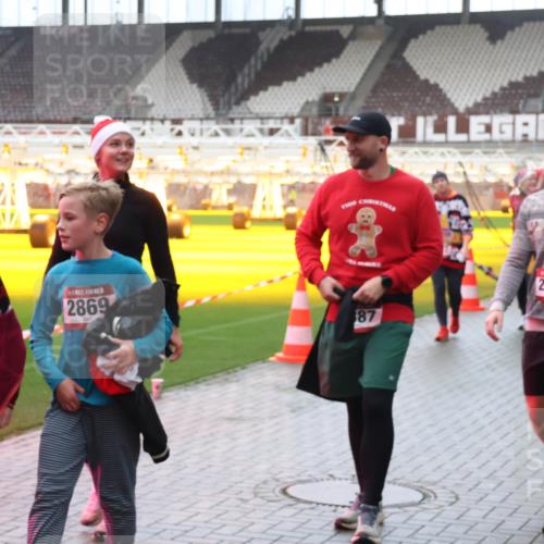 07.12.2025 - St. Pauli X-Mass-Run No. 15 Luisa Fischer http://msf.ph/oto/9383295 07.12.2025 11:25:45 Ziel 2869, 87, 2409, 470, 473, 1527, 1544, 1855, 1858, 1961, 2151, 2193, 2244, 2498, 2981, 2990, 3126, 3290, 3296, 3301, 3314, 4101, 4825, 5003 meine-sportfotos.de