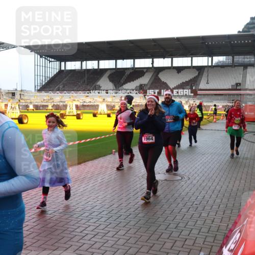 07.12.2025 - St. Pauli X-Mass-Run No. 15 Luisa Fischer http://msf.ph/oto/9383302 07.12.2025 10:52:28 Ziel 84, 1964, 2165, 4550, 2737, 2738, 27, 275, 328, 499, 506, 654, 931, 1047, 1098, 1964, 1982, 1984, 2103, 2105, 2165, 2287, 2289, 2327, 2332, 2553, 2592, 2593, 2607, 2661, 2836, 2837, 3223, 3228, 4550, 4797, 4862, 4864, 4865, 4866, 4879, 4880 meine-sportfotos.de