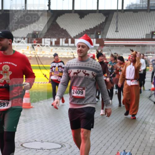 07.12.2025 - St. Pauli X-Mass-Run No. 15 Luisa Fischer http://msf.ph/oto/9383304 07.12.2025 11:25:46 Ziel 2387, 2409, 470, 473, 1527, 1544, 1855, 1858, 1961, 2151, 2193, 2244, 2498, 2981, 2990, 3126, 3290, 3296, 3301, 3314, 4101, 4825, 5003 meine-sportfotos.de