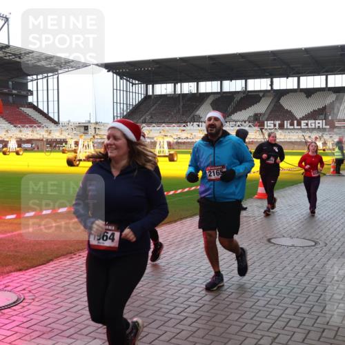 07.12.2025 - St. Pauli X-Mass-Run No. 15 Luisa Fischer http://msf.ph/oto/9383309 07.12.2025 10:52:29 Ziel 1964, 2165, 2737, 27, 275, 328, 499, 506, 654, 931, 1047, 1098, 1964, 1982, 1984, 2103, 2105, 2165, 2287, 2289, 2327, 2332, 2553, 2592, 2593, 2607, 2661, 2836, 2837, 3223, 3228, 4550, 4797, 4862, 4864, 4865, 4866, 4879, 4880, 4882 meine-sportfotos.de
