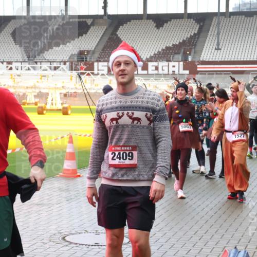 07.12.2025 - St. Pauli X-Mass-Run No. 15 Luisa Fischer http://msf.ph/oto/9383310 07.12.2025 11:25:46 Ziel 15, 2409, 2387, 5003, 1527, 3290, 2244, 470, 473, 1527, 1544, 1855, 1858, 1961, 2151, 2193, 2244, 2498, 2981, 2990, 3126, 3290, 3296, 3301, 3314, 4101, 4825, 5003 meine-sportfotos.de