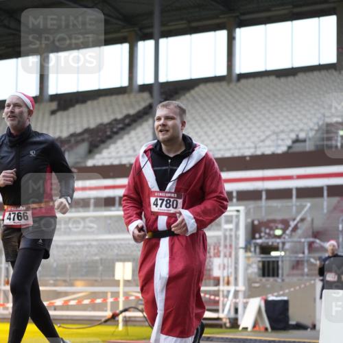 07.12.2025 - St. Pauli X-Mass-Run No. 15 Patografie http://msf.ph/oto/9383311 07.12.2025 10:24:30 Ziel 1986, 2071, 4541, 4542, 4766, 4780 meine-sportfotos.de