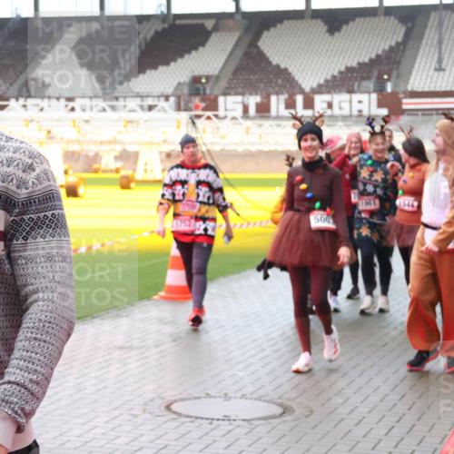 07.12.2025 - St. Pauli X-Mass-Run No. 15 Luisa Fischer http://msf.ph/oto/9383336 07.12.2025 11:25:48 Ziel 15, 409, 500, 2244, 470, 473, 1334, 1339, 1379, 1388, 1527, 1544, 1672, 1855, 1858, 1961, 2151, 2193, 2244, 2498, 2981, 2990, 3126, 3290, 3296, 3301, 4101, 4654, 4825, 5003 meine-sportfotos.de