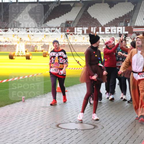 07.12.2025 - St. Pauli X-Mass-Run No. 15 Luisa Fischer http://msf.ph/oto/9383340 07.12.2025 11:25:49 Ziel 1752, 1961, 1527, 3290, 2244, 470, 473, 1334, 1339, 1379, 1388, 1527, 1544, 1672, 1855, 1858, 1961, 2151, 2193, 2244, 2498, 2981, 2990, 3126, 3290, 3296, 3301, 4101, 4654, 4825, 5003 meine-sportfotos.de