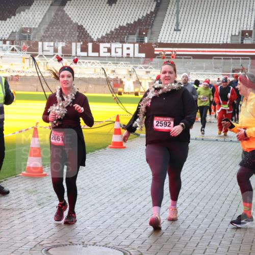 07.12.2025 - St. Pauli X-Mass-Run No. 15 Luisa Fischer http://msf.ph/oto/9383341 07.12.2025 10:52:38 Ziel 6709, 1, 2661, 2592, 506, 27, 328, 499, 506, 654, 931, 1098, 1964, 1982, 1984, 2165, 2287, 2289, 2592, 2593, 2607, 2661, 2836, 2837, 3223, 3228, 4550, 4797, 4864, 4865, 4866, 4879, 4880, 4882 meine-sportfotos.de