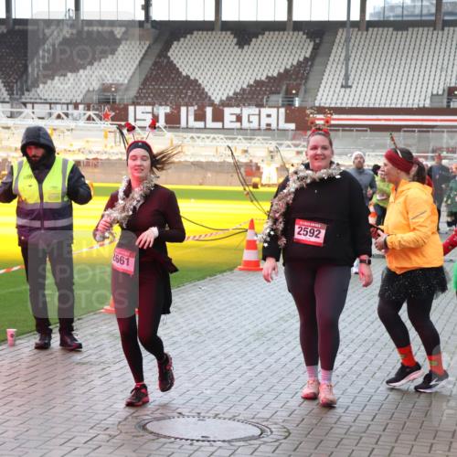 07.12.2025 - St. Pauli X-Mass-Run No. 15 Luisa Fischer http://msf.ph/oto/9383344 07.12.2025 10:52:38 Ziel 0709, 2661, 2592, 2737, 27, 328, 499, 506, 654, 931, 1098, 1964, 1982, 1984, 2165, 2287, 2289, 2592, 2593, 2607, 2661, 2836, 2837, 3223, 3228, 4550, 4797, 4864, 4865, 4866, 4879, 4880, 4882 meine-sportfotos.de