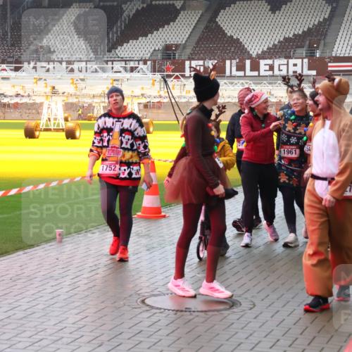 07.12.2025 - St. Pauli X-Mass-Run No. 15 Luisa Fischer http://msf.ph/oto/9383346 07.12.2025 11:25:49 Ziel 1752, 1961, 154, 705, 2244, 470, 473, 1334, 1339, 1379, 1388, 1527, 1544, 1672, 1855, 1858, 1961, 2151, 2193, 2244, 2498, 2981, 2990, 3126, 3290, 3296, 3301, 4101, 4654, 4825, 5003 meine-sportfotos.de