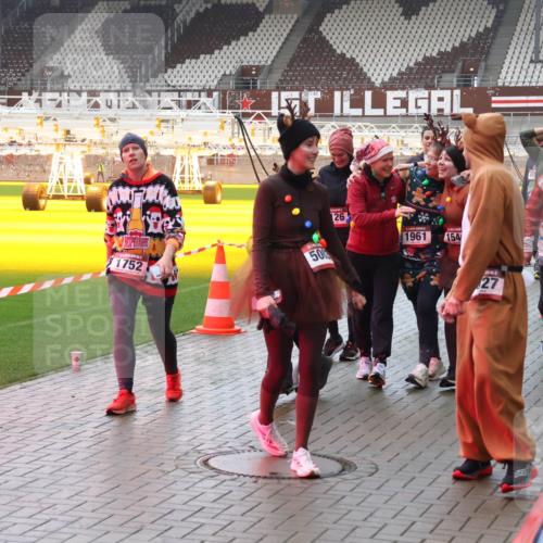 07.12.2025 - St. Pauli X-Mass-Run No. 15 Luisa Fischer http://msf.ph/oto/9383348 07.12.2025 11:25:50 Ziel 1752, 50, 26, 1961, 154, 27, 2244, 705, 470, 473, 1334, 1339, 1379, 1388, 1527, 1544, 1672, 1855, 1858, 1961, 2151, 2193, 2244, 2498, 2981, 2990, 3126, 3290, 3296, 3301, 4101, 4654, 4825, 5003 meine-sportfotos.de