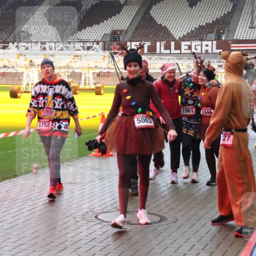 07.12.2025 - St. Pauli X-Mass-Run No. 15 Luisa Fischer http://msf.ph/oto/9383350 07.12.2025 11:25:50 Ziel 5003, 1752, 1961, 1544, 27, 705, 2244, 470, 473, 1334, 1339, 1379, 1388, 1527, 1544, 1672, 1855, 1858, 1961, 2151, 2193, 2244, 2498, 2981, 2990, 3126, 3290, 3296, 3301, 4101, 4654, 4825, 5003 meine-sportfotos.de