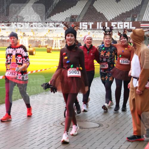 07.12.2025 - St. Pauli X-Mass-Run No. 15 Luisa Fischer http://msf.ph/oto/9383356 07.12.2025 11:25:51 Ziel 5003, 1752, 1961, 1544, 3296, 2244, 470, 473, 1334, 1339, 1379, 1388, 1527, 1544, 1672, 1855, 1858, 1961, 2151, 2193, 2244, 2498, 2981, 2990, 3126, 3290, 3296, 3301, 4101, 4654, 4825, 5003 meine-sportfotos.de