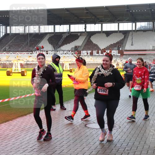 07.12.2025 - St. Pauli X-Mass-Run No. 15 Luisa Fischer http://msf.ph/oto/9383358 07.12.2025 10:52:40 Ziel 2661, 2730, 797, 2737, 2592, 27, 328, 499, 506, 654, 931, 1098, 1964, 1982, 1984, 2165, 2287, 2289, 2592, 2593, 2607, 2661, 2836, 2837, 3223, 3228, 4550, 4797, 4864, 4865, 4866, 4879, 4880, 4882 meine-sportfotos.de