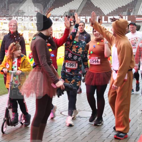 07.12.2025 - St. Pauli X-Mass-Run No. 15 Luisa Fischer http://msf.ph/oto/9383373 07.12.2025 11:25:53 Ziel 1961, 1544, 90, 2244, 470, 473, 1334, 1339, 1379, 1388, 1527, 1544, 1593, 1672, 1855, 1858, 1961, 2151, 2193, 2244, 2498, 2981, 2990, 3126, 3290, 3296, 3301, 4101, 4654, 4825, 5003 meine-sportfotos.de