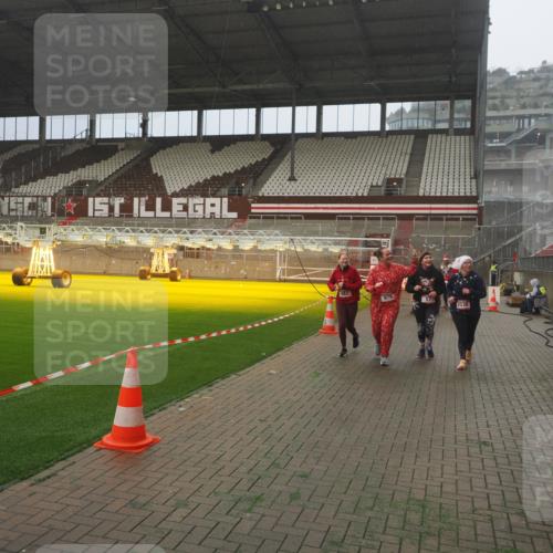 07.12.2025 - St. Pauli X-Mass-Run No. 15 Fabian Wolf http://msf.ph/oto/9383395 07.12.2025 10:10:57 Ziel 57, 979, 983, 1148, 1149, 1150, 1426, 1768, 1929, 1935, 2530, 4885 meine-sportfotos.de