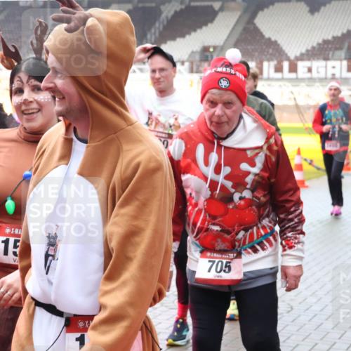07.12.2025 - St. Pauli X-Mass-Run No. 15 Luisa Fischer http://msf.ph/oto/9383405 07.12.2025 11:25:56 Ziel 01, 15, 705, 1334, 1339, 1379, 1388, 1527, 1544, 1593, 1672, 1855, 1858, 1961, 2151, 2193, 2244, 2498, 2981, 2990, 3126, 3290, 3296, 3301, 4101, 4654, 4825, 5003 meine-sportfotos.de