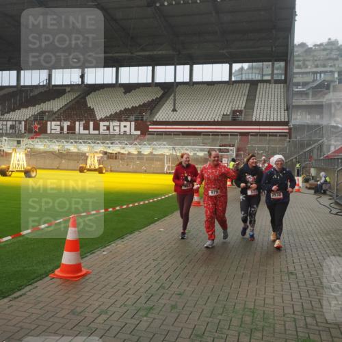 07.12.2025 - St. Pauli X-Mass-Run No. 15 Fabian Wolf http://msf.ph/oto/9383426 07.12.2025 10:10:58 Ziel 57, 979, 983, 1148, 1149, 1150, 1426, 1768, 1929, 1935, 2530, 4885 meine-sportfotos.de
