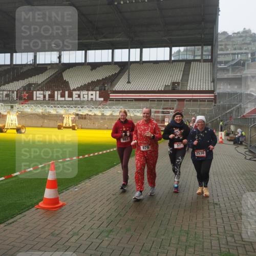 07.12.2025 - St. Pauli X-Mass-Run No. 15 Fabian Wolf http://msf.ph/oto/9383453 07.12.2025 10:10:59 Ziel 57, 979, 983, 1148, 1149, 1150, 1426, 1768, 1929, 1935, 2530 meine-sportfotos.de