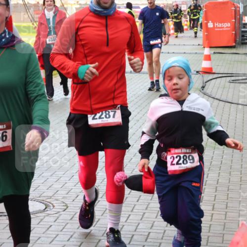 07.12.2025 - St. Pauli X-Mass-Run No. 15 Luisa Fischer http://msf.ph/oto/9383458 07.12.2025 10:52:58 Ziel 4880, 4866, 2287, 2289, 27, 176, 262, 499, 506, 654, 931, 1098, 1305, 2661, 4797, 4859, 4864, 4865, 4866, 4879, 4880, 4882 meine-sportfotos.de