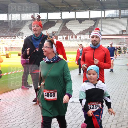 07.12.2025 - St. Pauli X-Mass-Run No. 15 Luisa Fischer http://msf.ph/oto/9383468 07.12.2025 10:52:59 Ziel 15, 579, 15, 4866, 2289, 27, 176, 262, 499, 506, 654, 931, 1098, 1305, 4797, 4859, 4864, 4865, 4866, 4879, 4880, 4882 meine-sportfotos.de