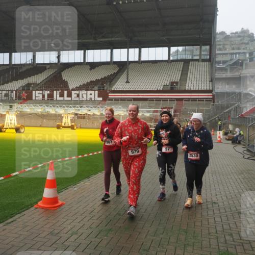 07.12.2025 - St. Pauli X-Mass-Run No. 15 Fabian Wolf http://msf.ph/oto/9383471 07.12.2025 10:10:59 Ziel 57, 979, 983, 1148, 1149, 1150, 1426, 1768, 1929, 1935, 2530 meine-sportfotos.de