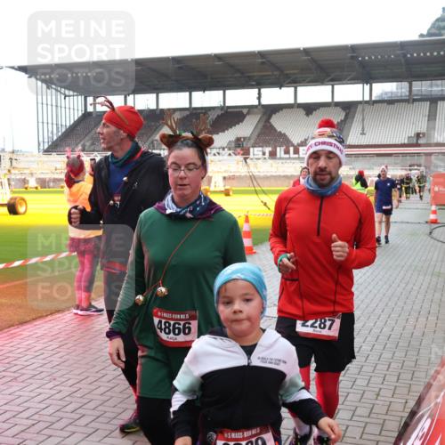 07.12.2025 - St. Pauli X-Mass-Run No. 15 Luisa Fischer http://msf.ph/oto/9383473 07.12.2025 10:52:59 Ziel 1, 487, 15, 4866, 2287, 27, 176, 262, 499, 506, 654, 931, 1098, 1305, 4797, 4859, 4864, 4865, 4866, 4879, 4880, 4882 meine-sportfotos.de