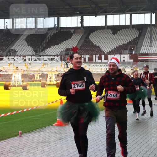 07.12.2025 - St. Pauli X-Mass-Run No. 15 Luisa Fischer http://msf.ph/oto/9383475 07.12.2025 11:26:16 Ziel 2166, 2161, 45, 050, 674, 678, 1079, 1334, 1339, 1344, 1356, 1379, 1388, 1593, 1672, 1673, 2055, 2088, 2145, 2161, 2166, 2198, 2255, 2265, 2498, 3050, 3051, 3068, 3070, 3094, 3290, 3296, 3301, 4101, 4654, 4825 meine-sportfotos.de