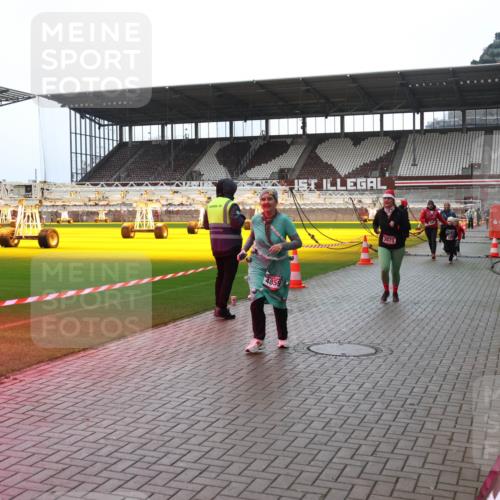 07.12.2025 - St. Pauli X-Mass-Run No. 15 Luisa Fischer http://msf.ph/oto/9383507 07.12.2025 10:53:27 Ziel 4859, 2673, 176, 262, 500, 504, 507, 510, 1305, 1684, 2673, 3128, 4859 meine-sportfotos.de