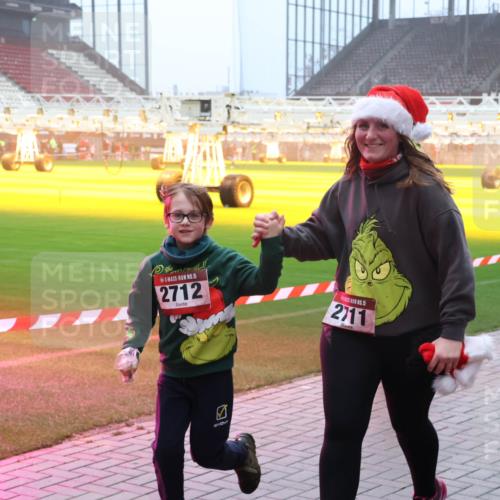 07.12.2025 - St. Pauli X-Mass-Run No. 15 Luisa Fischer http://msf.ph/oto/9383513 07.12.2025 10:13:42 Ziel 15, 2712, 15, 2711, 80, 88, 938, 970, 1044, 1062, 1126, 1220, 1397, 1733, 2687, 2711, 2712, 3588, 3589, 4081, 4082, 4083, 4487, 4664 meine-sportfotos.de