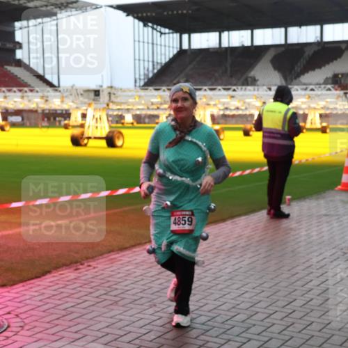 07.12.2025 - St. Pauli X-Mass-Run No. 15 Luisa Fischer http://msf.ph/oto/9383518 07.12.2025 10:53:28 Ziel 4859, 673, 176, 262, 500, 504, 507, 510, 1305, 1684, 2673, 3128, 4859 meine-sportfotos.de