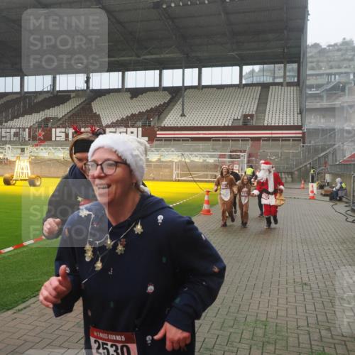 07.12.2025 - St. Pauli X-Mass-Run No. 15 Fabian Wolf http://msf.ph/oto/9383529 07.12.2025 10:11:01 Ziel 57, 979, 983, 1148, 1149, 1150, 1426, 1929, 1935, 2530 meine-sportfotos.de