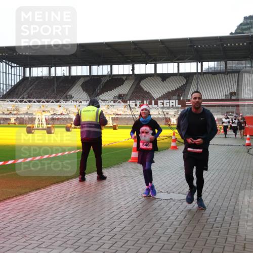 07.12.2025 - St. Pauli X-Mass-Run No. 15 Luisa Fischer http://msf.ph/oto/9383560 07.12.2025 10:53:47 Ziel 546, 106, 500, 504, 507, 510, 546, 1679, 1680, 1681, 1682, 1683, 1684, 2673, 3128 meine-sportfotos.de