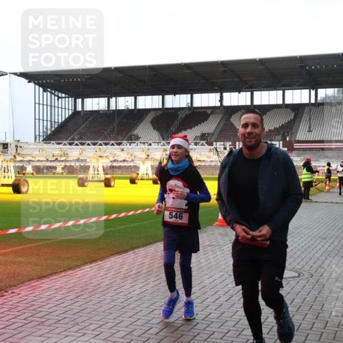 07.12.2025 - St. Pauli X-Mass-Run No. 15 Luisa Fischer http://msf.ph/oto/9383567 07.12.2025 10:53:48 Ziel 546, 106, 500, 504, 507, 510, 546, 1679, 1680, 1681, 1682, 1683, 1684, 2673, 3128 meine-sportfotos.de
