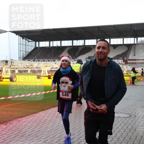 07.12.2025 - St. Pauli X-Mass-Run No. 15 Luisa Fischer http://msf.ph/oto/9383570 07.12.2025 10:53:48 Ziel 546, 106, 500, 504, 507, 510, 546, 1679, 1680, 1681, 1682, 1683, 1684, 2673, 3128 meine-sportfotos.de