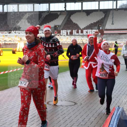 07.12.2025 - St. Pauli X-Mass-Run No. 15 Luisa Fischer http://msf.ph/oto/9383581 07.12.2025 11:26:26 Ziel 1673, 068, 344, 3070, 610, 624, 674, 678, 1079, 1334, 1339, 1344, 1345, 1356, 1379, 1388, 1498, 1501, 1593, 1672, 1673, 2055, 2059, 2063, 2066, 2069, 2074, 2088, 2124, 2145, 2161, 2166, 2198, 2255, 2260, 2265, 2498, 2637, 2786, 2795, 3050, 3051, 3068, 3070, 3094, 3217, 3257, 3258, 3260, 3261, 3607, 4654, 4825 meine-sportfotos.de