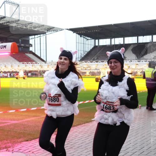 07.12.2025 - St. Pauli X-Mass-Run No. 15 Luisa Fischer http://msf.ph/oto/9383589 07.12.2025 10:53:58 Ziel 1680, 1683, 106, 500, 510, 546, 1478, 1679, 1680, 1681, 1682, 1683, 1684, 3128 meine-sportfotos.de