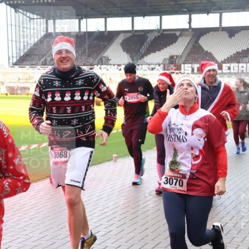 07.12.2025 - St. Pauli X-Mass-Run No. 15 Luisa Fischer http://msf.ph/oto/9383590 07.12.2025 11:26:27 Ziel 2025, 3068, 8, 2055, 15, 3070, 610, 624, 674, 678, 1079, 1334, 1339, 1344, 1345, 1356, 1379, 1388, 1498, 1501, 1593, 1672, 1673, 2055, 2059, 2063, 2066, 2069, 2074, 2088, 2124, 2145, 2161, 2166, 2198, 2255, 2257, 2260, 2265, 2498, 2637, 2786, 2795, 3050, 3051, 3068, 3070, 3094, 3217, 3257, 3258, 3260, 3261, 3607, 4654, 4825 meine-sportfotos.de