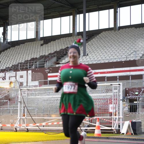 07.12.2025 - St. Pauli X-Mass-Run No. 15 Patografie http://msf.ph/oto/9383650 07.12.2025 10:25:09 Ziel 1012, 1977, 1987, 1995, 3962, 4121, 4201, 4204, 4284, 4335, 4431, 4513, 4514 meine-sportfotos.de