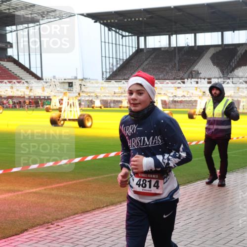 07.12.2025 - St. Pauli X-Mass-Run No. 15 Luisa Fischer http://msf.ph/oto/9383655 07.12.2025 10:54:33 Ziel 15, 4814, 1478, 1489, 4814 meine-sportfotos.de