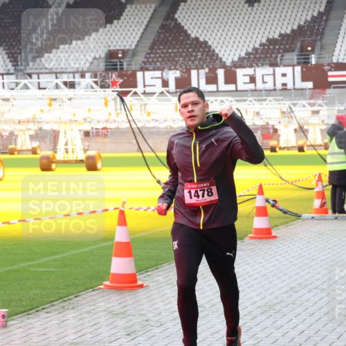07.12.2025 - St. Pauli X-Mass-Run No. 15 Luisa Fischer http://msf.ph/oto/9383661 07.12.2025 10:54:35 Ziel 15, 1478, 1478, 1489, 4814 meine-sportfotos.de