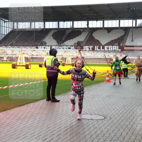07.12.2025 - St. Pauli X-Mass-Run No. 15 Luisa Fischer http://msf.ph/oto/9383679 07.12.2025 10:54:55 Ziel 692, 148, 2360, 656, 692, 1177, 1489, 2286, 2328, 2358, 2360, 2832, 3391, 3437 meine-sportfotos.de