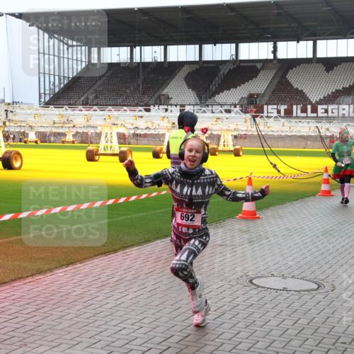 07.12.2025 - St. Pauli X-Mass-Run No. 15 Luisa Fischer http://msf.ph/oto/9383681 07.12.2025 10:54:56 Ziel 692, 148, 2358, 656, 692, 1177, 1489, 2286, 2328, 2358, 2360, 2832, 3391, 3437 meine-sportfotos.de